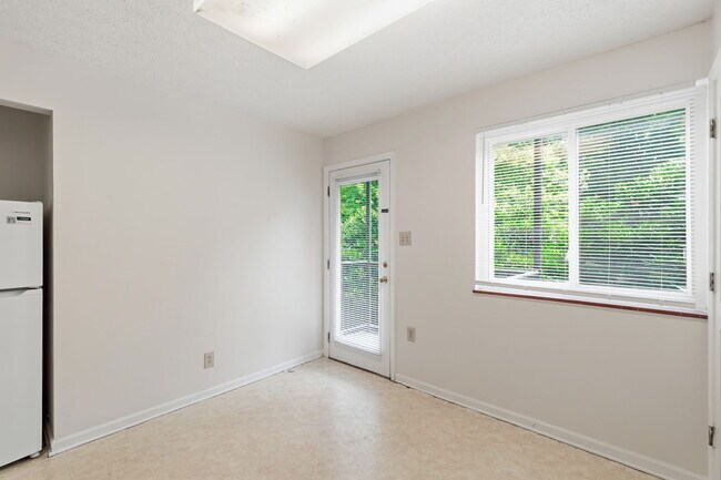 Building Photo - 482 E Red Bud Rd