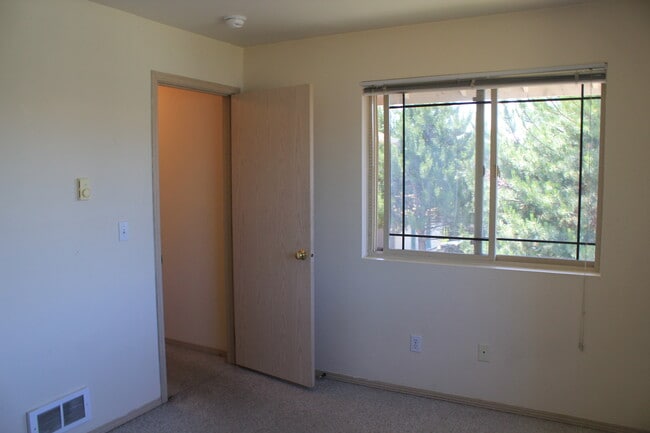 Building Photo - 503 River Ave