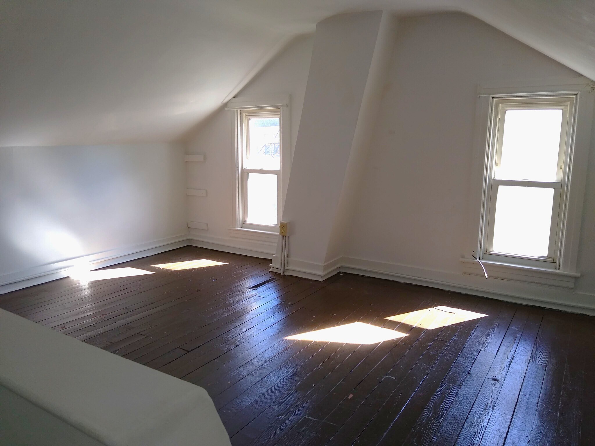 3rd Fl Bonus Room - 513 Hanover St