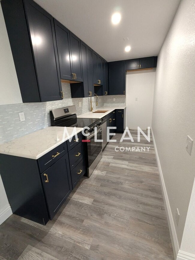 Building Photo - NEWLY REMODELED - One Bedroom Condo