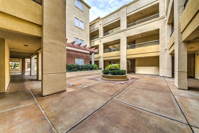 Building Photo - 270 E Flamingo Rd