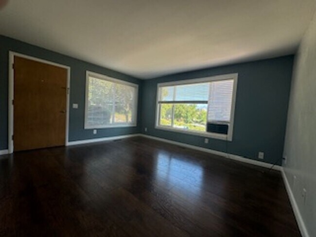 Building Photo - GORGEOUS Avenues Home!!!