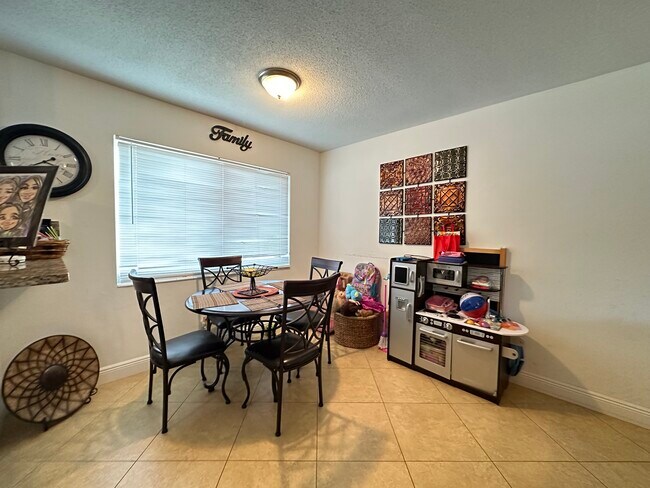 Building Photo - 4731 NE 21st Ter