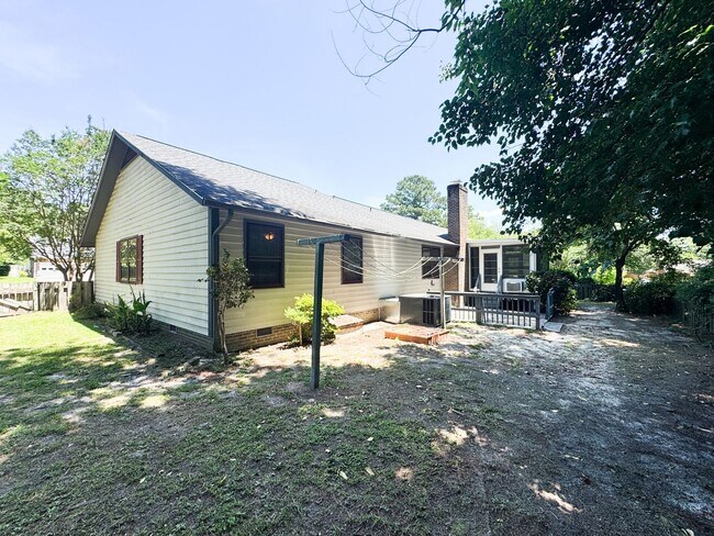 Building Photo - Charming 3 Bed 2.5 Bath Fayetteville Home