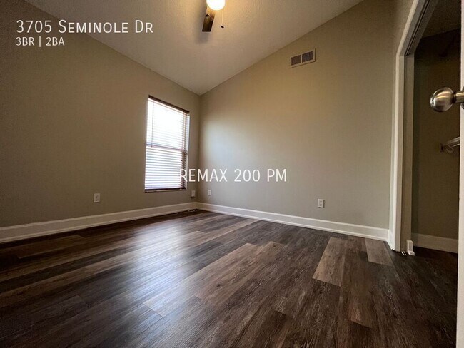 Building Photo - 3705 Seminole Dr