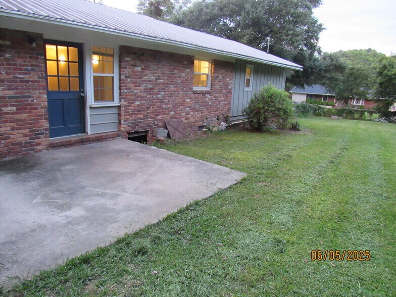 Building Photo - 2215 Macy Ave