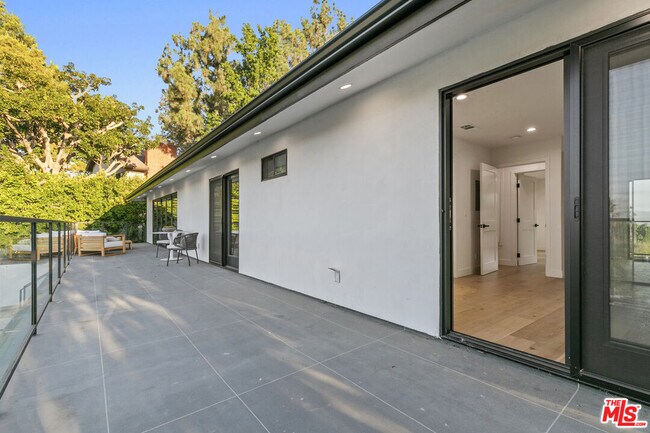 Building Photo - 18101 Green Meadow Dr