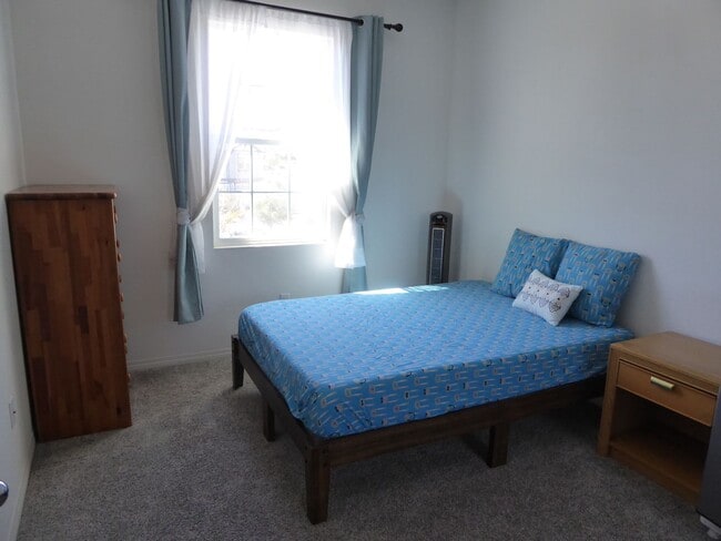 Building Photo - Stylish 3 Bedroom Home in the Gated River ...