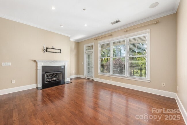 Building Photo - 5425 Closeburn Rd
