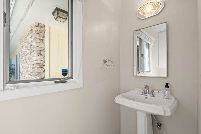 Building Photo - Spacious Updated Ranch