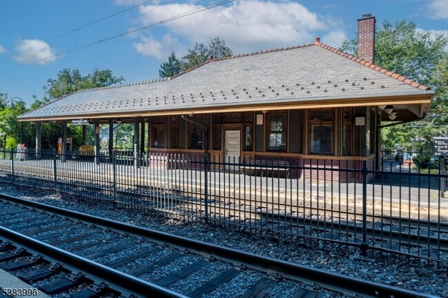 Building Photo - 207 N Fullerton Ave