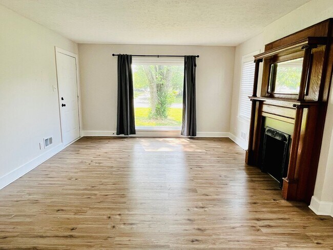 Building Photo - Three Bedroom Modern Farmhouse in Southern...