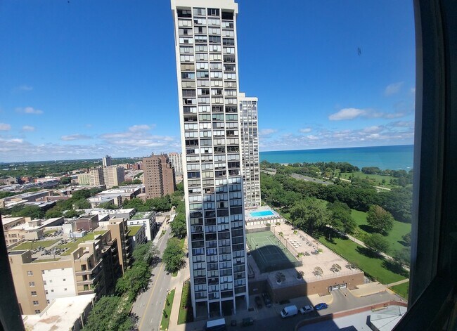Building Photo - 5415 N Sheridan Rd