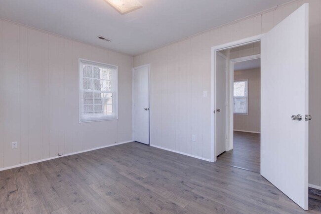 Building Photo - 106 Pine Grove Ave