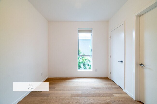 Building Photo - Elegant 3 Bedroom / 2.5 Bathroom Home in LA
