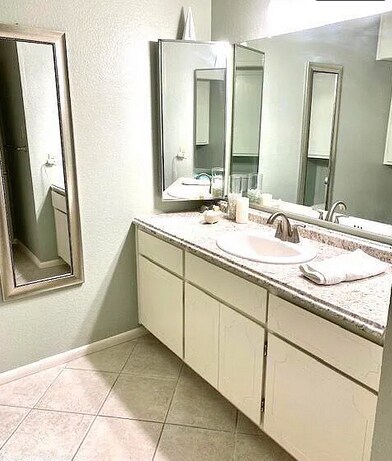 Master Bath - 425 S Parkcrest