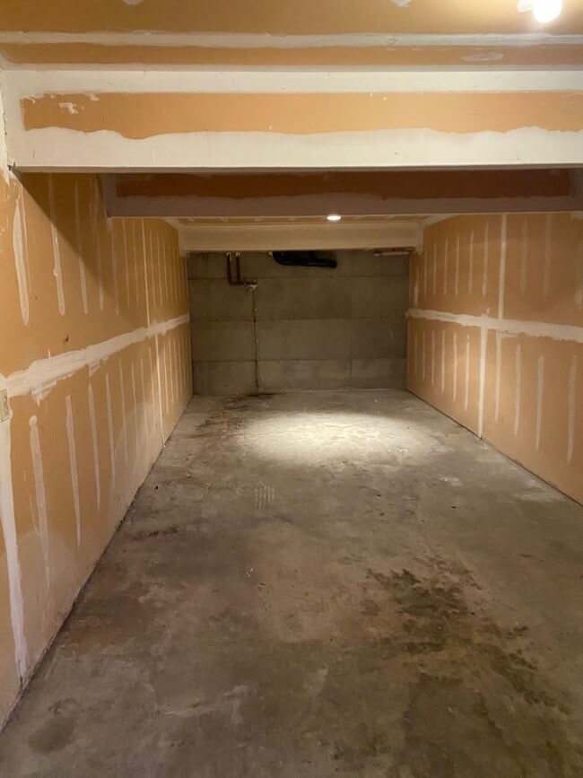 Building Photo - 1001 Crestview Ln