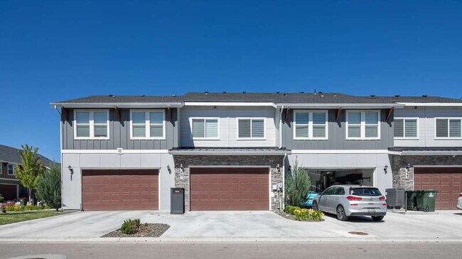 Building Photo - 401 N Tessa Ave