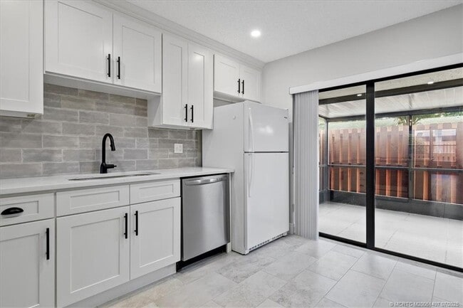 Building Photo - 8085 SE Villa Cir