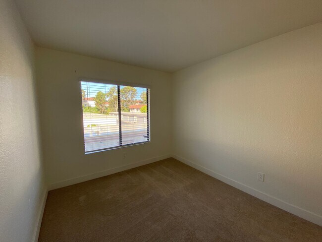 Building Photo - Stunning Townhome in Tanglewood Community