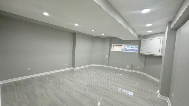 Building Photo - 5848 N Whipple St