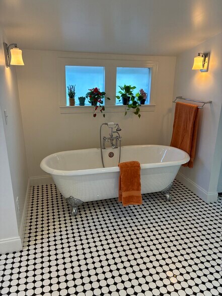 Luxurious six foot clawfoot tub - 560 Neelys Bend Rd