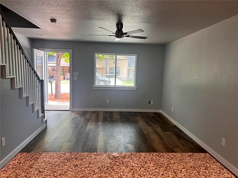 Primary Photo - 105 W North St