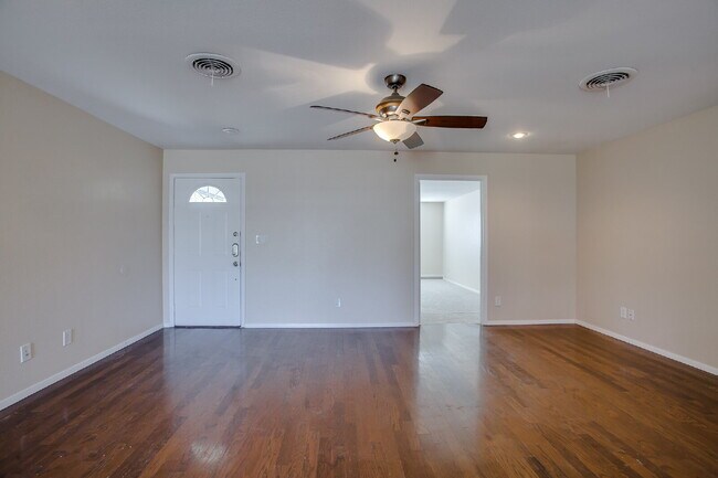 Building Photo - Beautiful, Spacious 4 Bedroom Close to Tex...