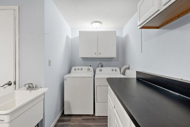 Building Photo - Large Home on Almost 2 Acres!