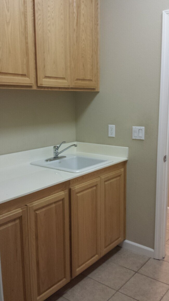 Building Photo - 1217 Fawn Lily Dr