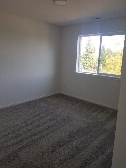 Building Photo - 1018 NW Highgarden Dr