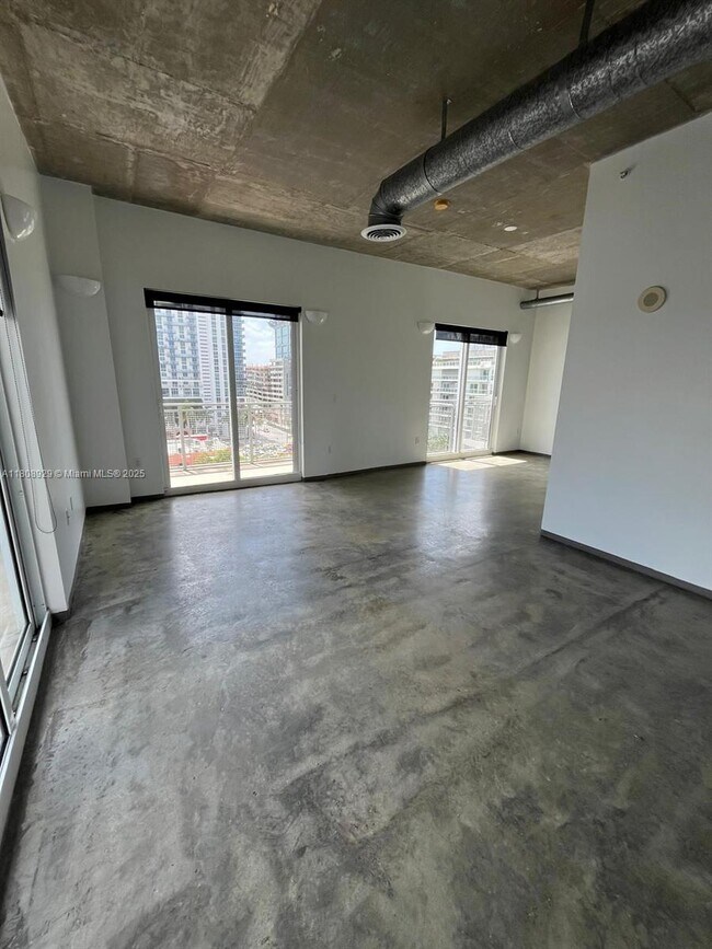 Building Photo - 455 NE 25th St