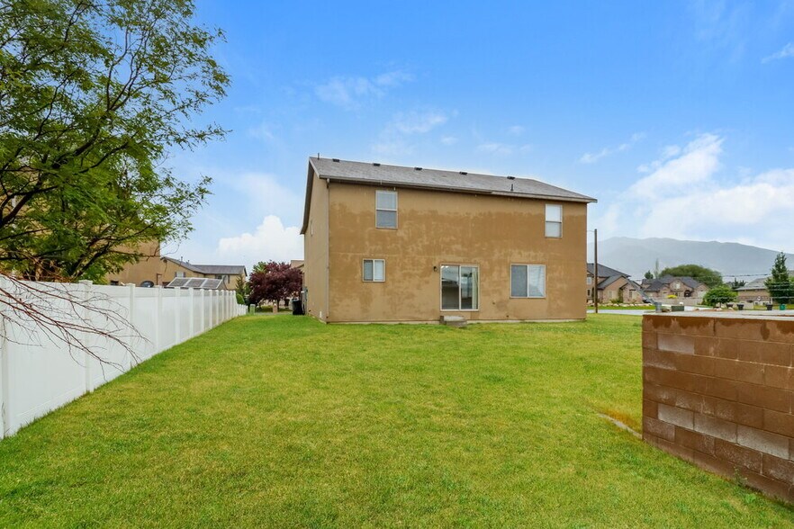 Building Photo - 558 Wellington Dr