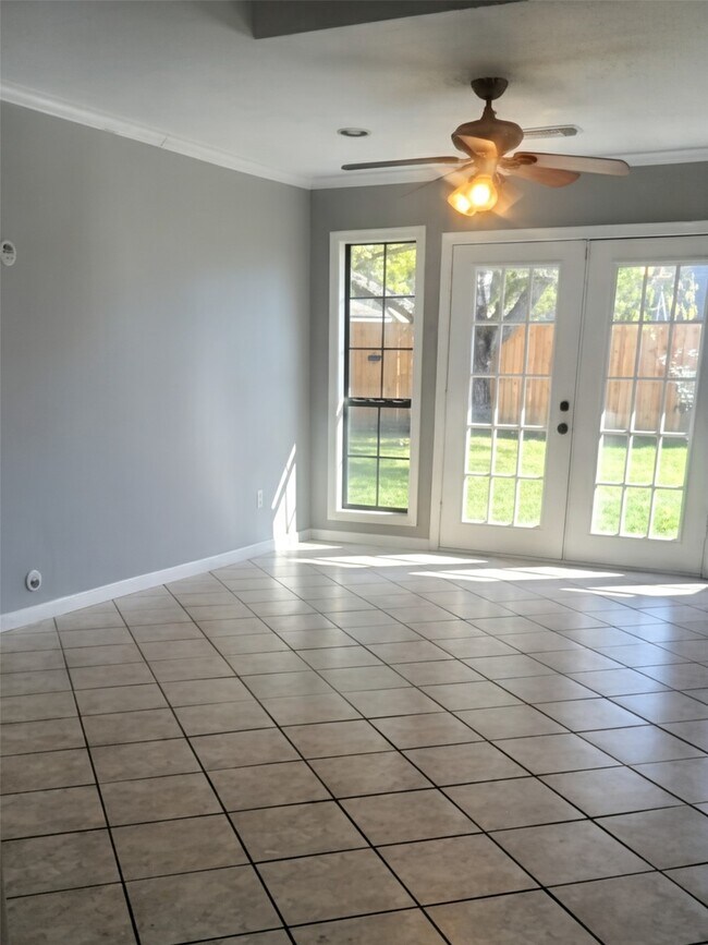 Building Photo - 305 W Castle Harbour Dr