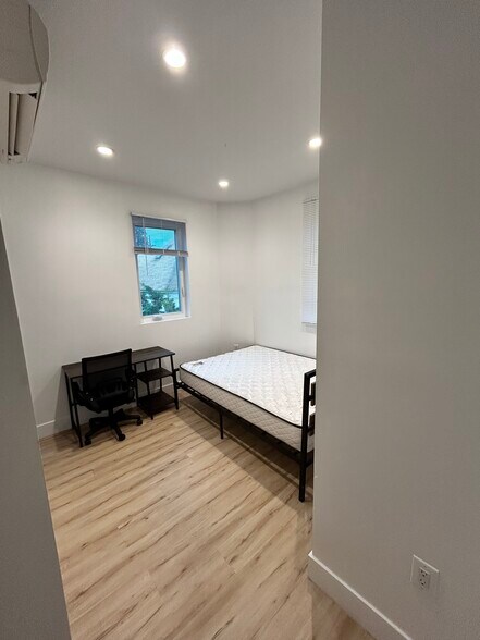 Building Photo - 1334 W 22nd St