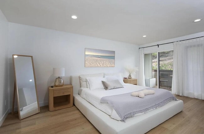 Building Photo - "Chic Beachside Living: 1-Bedroom Retreat ...