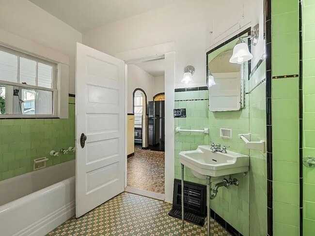 Building Photo - Beautiful vintage home