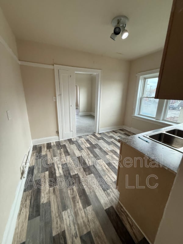 Building Photo - 1020 W National Ave