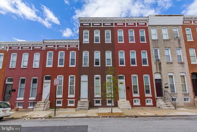 Building Photo - 5 Bedrooms 2 Bathrooms