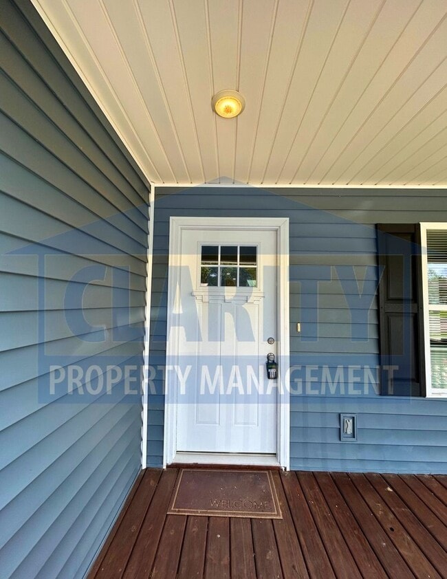 Building Photo - 2707 SE Woodland Dr
