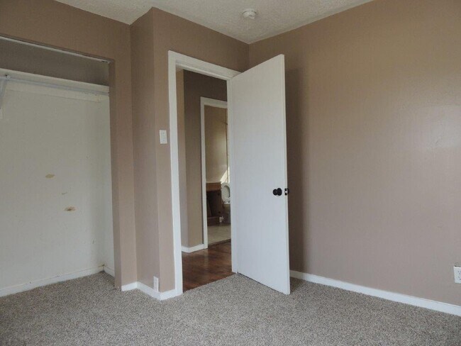 Building Photo - 410 Snyder St