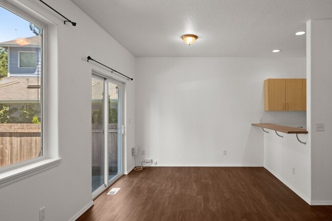 Building Photo - Recently updated 3 bedroom, 2.5 bath Townhouse in Beaverton