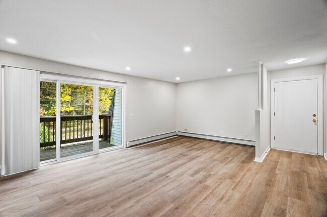 Building Photo - Beautifully Renovated 1 Bed Apartment in Cranston