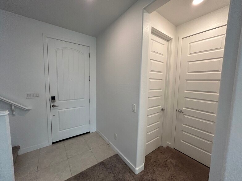 Building Photo - 1168 E Sabino Dr