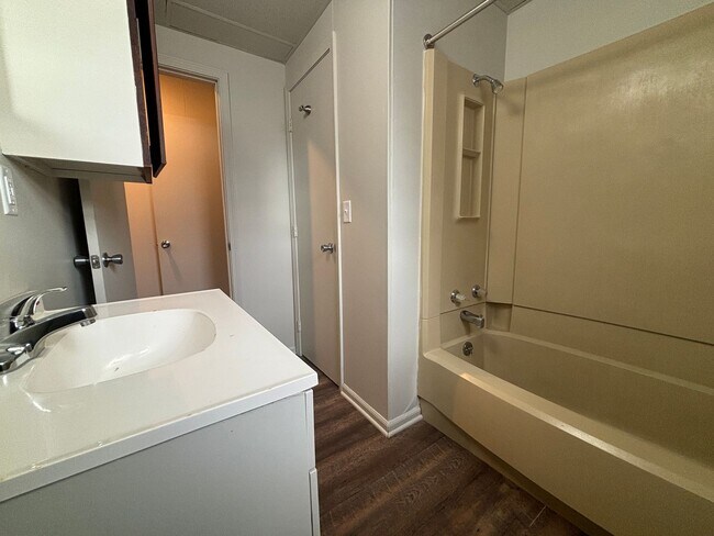 Building Photo - Renovated 1 Bed, 1 Bath Apartment at the B...
