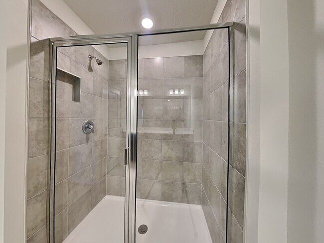 Building Photo - 3117 Emerald Acrs Ln