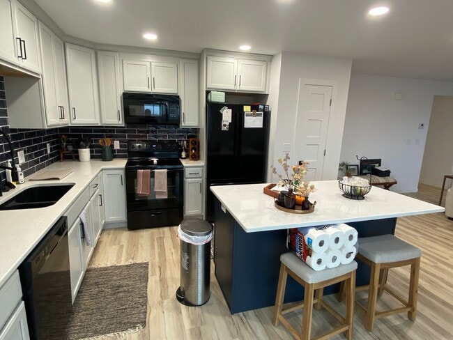 Building Photo - Beautiful 3 bed 2.5 bath Townhome