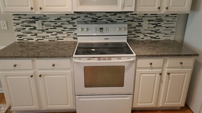 Building Photo - Coming Soon! 3 Bedroom / 2.5 Bath in South...