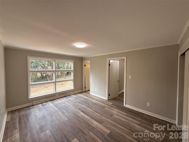 Building Photo - 2745 Dogwood Ave