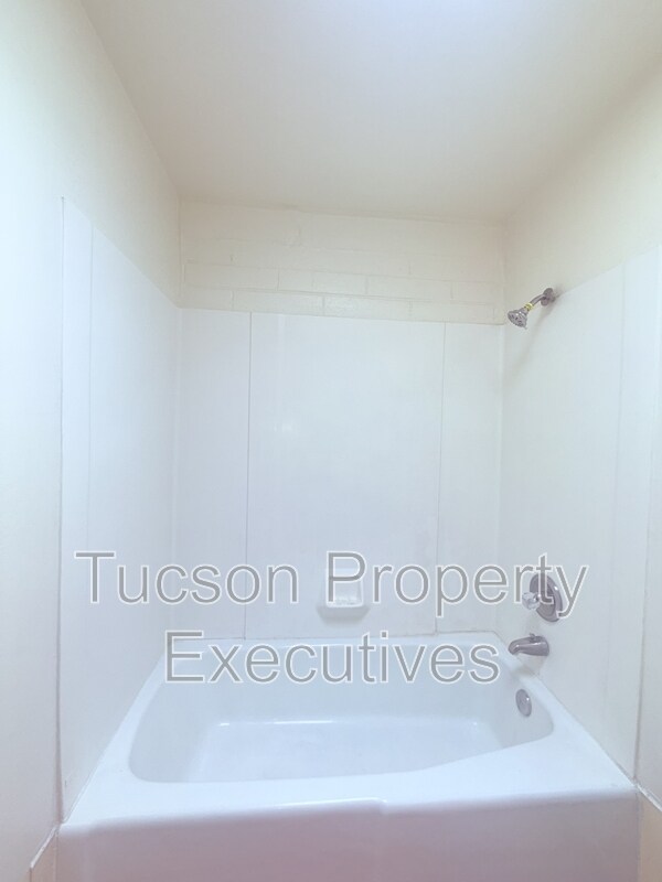 Building Photo - 4243 E Lee St